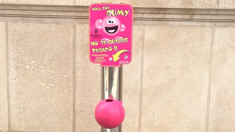 Una de las diez papeleras para chicles instaladas en la ciudad