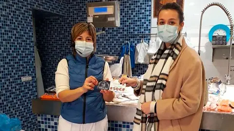 La Ganadora de los 500&euro;, Marta Lalaguna L&oacute;pez canjeando su cheque en la Pescader&iacute;a Rosario Ruiz de Fusti&ntilde;ana