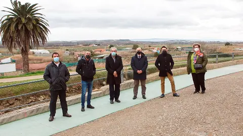 Los concejales Donato Alonso e I&ntilde;aki Ayensa, el alcalde de Cabanillas, Gustavo Rodr&iacute;guez, el consejero Ciriza, el director general de Administraci&oacute;n Local y Despoblaci&oacute;n, Jes&uacute;s M&ordf; Rodr&iacute;guez, y la concejala, Raquel Paz