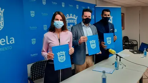 Alejandro Toquero ha estado acompa&ntilde;ado por el concejal de Industria y Empleo, Carlos Aguado, y por la edil de Hacienda, Irene Royo, que han desgranado los detalles de este documento que ya ha sido entregado al Gobierno de Navarra para su valoraci&oacute;n
