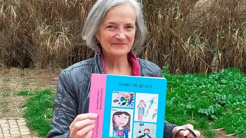 Milagros Rubio con su poemario Sones de gozo