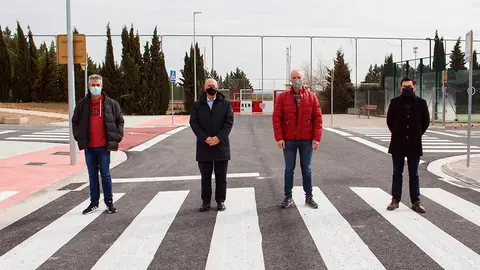 El concejal, Marcos Guemberena,  el consejero Ciriza, el alcalde de Caparroso, Carlos Alcuaz, y el director general de Administraci&oacute;n Local y Despoblaci&oacute;n, Jes&uacute;s Mar&iacute;a Rodr&iacute;guez, en una de las nuevas calles