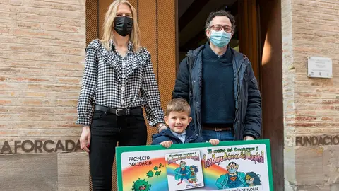 Ainhoa Lizuain y su hijo Hugo en el acto de entrega del cheque