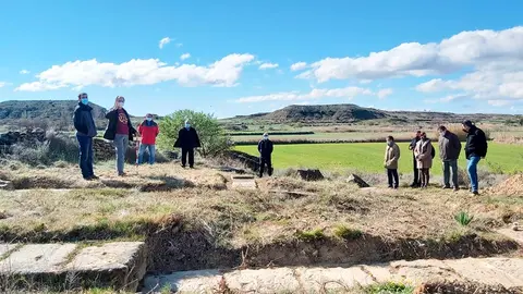 Un momento de la visita a los restos romanos encontrados en Sonavilla, un enclave de Castiliscar lleno de historia