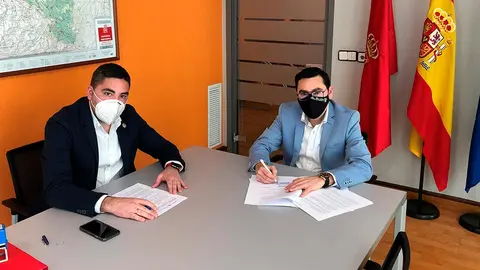 El alcalde de Ribaforada, Tirso Calvo, y el DG de Administraci&oacute;n Local y Despoblaci&oacute;n, Jes&uacute;s Mar&iacute;a Rodr&iacute;guez, durante la firma del convenio