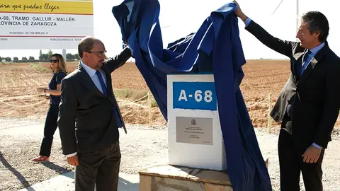 Javier Lamb&aacute;n y en el entonces ministro &Iacute;&ntilde;igo de la Serna en la colocaci&oacute;n de la primera piedra del tramo de la A-68 entre Mall&eacute;n y Gallur en el a&ntilde;o 2017