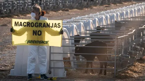 Greenpeace se desplaz&oacute; a Caparroso para denunciar c&oacute;mo la ganader&iacute;a industrial est&aacute; contaminando las aguas del medio rural