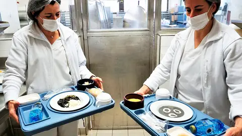 A la izda. el plato de la dieta habitual, y a la dcha, el mismo plato texturizado