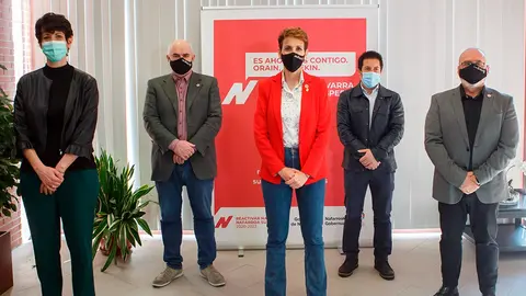 La Presidenta Chivite junto con los consejeros Elma Saiz y Juan Cruz Cigudosa, el vicepresidente Jos&eacute; M&ordf; Aierdi y el alcalde de Peralta, Juan Carlos Castillo, en su visita a la localidad para presentar las inversiones en la zona