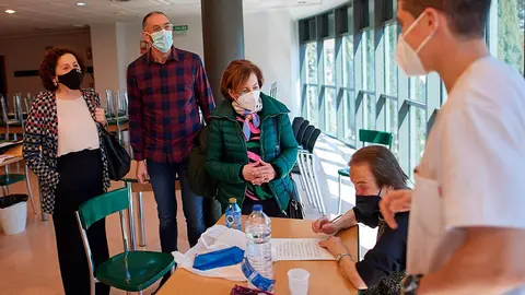 La consejera Maeztu y el alcalde, Gorka Garc&iacute;a, durante la visita
