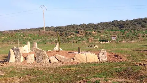 En Viana se puede encontrar la cruz de campo y el entorno mejorados por los trabajos de mantenimiento y jardiner&iacute;a