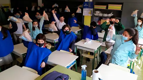 Una clase de primaria del colegio La Anunciata con sus bocatas