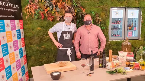 El cocinero aragon&eacute;s, Daniel Yranzo, y el presidente de la Comarca de las Cinco Villas, Santos Navarro, en uno de los momentos de la grabaci&oacute;n