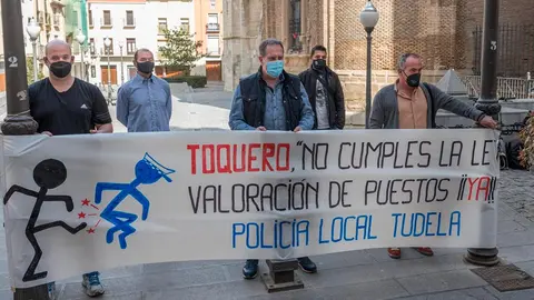 Los delegados sindicales de Polic&iacute;a Local mostraron su disconformidad portando esta pancarta en la puerta del Ayuntamiento de Tudela antes del pleno de la tarde del 29 de marzo
