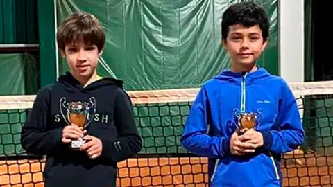 Los tenistas riberos galardonados, con sus copas y sus rivales en las finales4