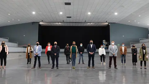 La Presidenta de Navarra y autoridades, en la pista del pabell&oacute;n reformado