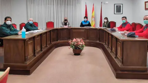 En la ma&ntilde;ana de hoy la alcaldesa ha mantenido una reuni&oacute;n con los responsables de Guardia Civil, Polic&iacute;a Foral y Polic&iacute;a Local para coordinar el cierre de la localidad a causa de la Covid 19