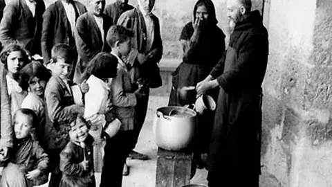 Sopa boba en La Oliva (1936). Fotograf&iacute;a de Diego Quiroga Losada, marqu&eacute;s de Santa Mar&iacute;a del Villar