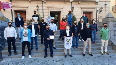 En el acto, adem&aacute;s de los miembros de la Corporaci&oacute;n, estuvieron representantes del cuerpo directivo y t&eacute;cnico del CD Tudelano, su entrenador Nacho Mart&iacute;n y los dos capitanes, Fernando Delgado y &Aacute;lvaro Meseguer