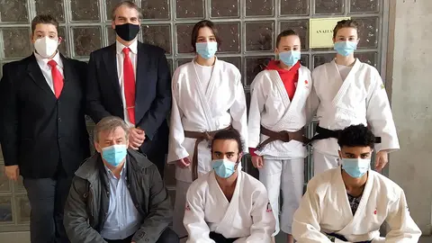 Los cinco judokas junior  del Shogun acompa&ntilde;ados por su Sensei F&eacute;lix Pastor