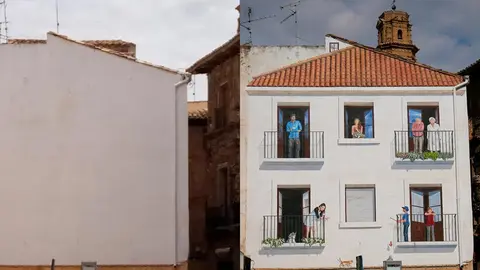 El antes y el despu&eacute;s del mural pintado por Rafa Gonz&aacute;lez Ruiz en una fachada de la plaza de Espa&ntilde;a de Corella