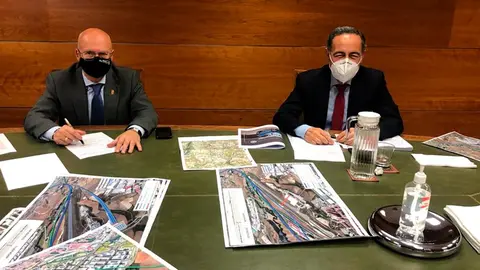 El consejero Ciriza y Casimiro Iglesias, Director General de Planificaci&oacute;n y Evaluaci&oacute;n de la Red Ferroviaria del Ministerio de Transportes, Movilidad y Agenda Urbana