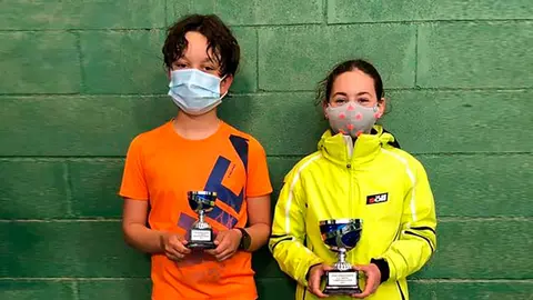 Adri&aacute;n y Paulina posando con los Trofeos conseguidos