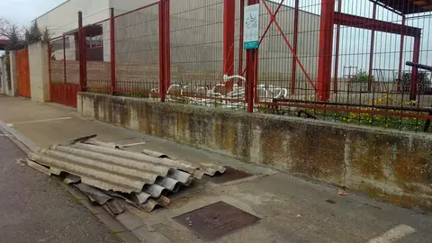 Placas de fibrocemento abandonadas junta a la cera de la nave municipal del pol&iacute;gono idustrial de Corella