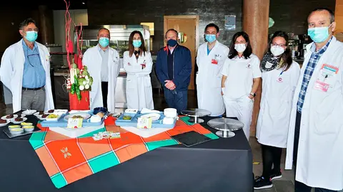 Profesionales del Hospital Reina Sofia de Tudela junto al presidente de la Orden del Volat&iacute;n, Rafael Rem&iacute;rez de Ganuza