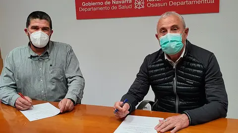 Ant&oacute;n Zubasti, presidente de ADONA, y Carlos Artundo, director general de Salud, firman un convenio para promocionar la donaci&oacute;n de sangre