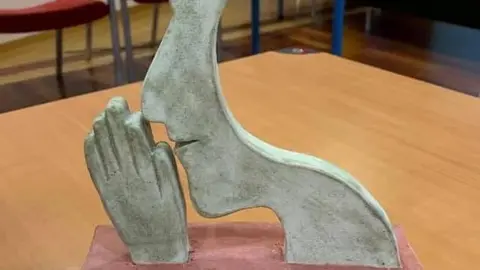 El alfare&ntilde;o Jos&eacute; &Aacute;ngel Tarragona se ofreci&oacute; gratuitamente a llevar este cometido realizando tres estatuas