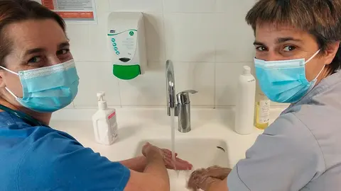 La Doctora Luc&iacute;a Gil y la enfermera Patricia Ruiz, responsables de la campa&ntilde;a en el Hospital San Juan de Dios