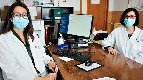 Las especialistas de Reumatolog&iacute;a y Dermatolog&iacute;a, Marisol Moreno (izda.) y F&aacute;tima Lafuente (dcha.)