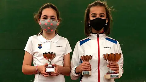 Mar&iacute;a y Paulina con las Copas conquistadas en el Club Tenis Pamplona