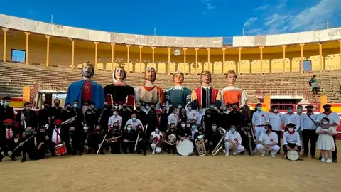 Actuaci&oacute;n de los Gigantes de Tudela en la plaza de toros 2
