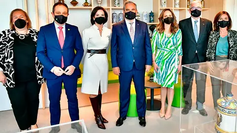 Marta Galipienzo (1&ordf; izqda.) compatibilizar&aacute; su cargo con el de presidenta del Colegio Oficial de Farmac&eacute;uticos de Navarra