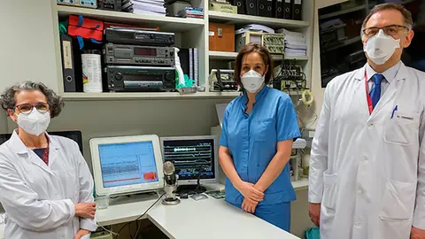 La Dra. Ana Mart&iacute;nez, autora de la tesis, Beatriz del R&iacute;o, t&eacute;cnico de la Cl&iacute;nica, y el Dr. Secundino Fern&aacute;ndez, especialista de Otorrinolaringolog&iacute;a de la Cl&iacute;nica