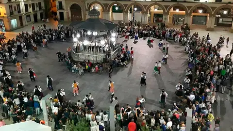 Espect&aacute;culo popular en la plaza de los Fueros de Tudela
