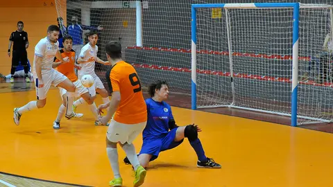 Disparo y posterior gol del Ribera Navarra FS