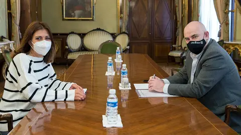La alcaldesa de Bu&ntilde;uel, Mayte Espinosa, y el vicepresidente y consejero Jos&eacute; Mar&iacute;a Aierdi en la reuni&oacute;n mantenida en el Palacio de Navarra