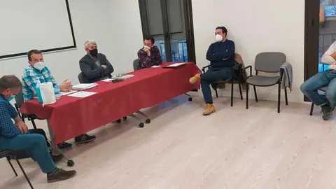 Reuni&oacute;n destrozos jabal&iacute;s