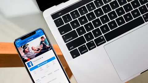 ordenador m&oacute;vil port&aacute;til smartphone facebook redes sociales macbook iphone pantallas mesa escritorio