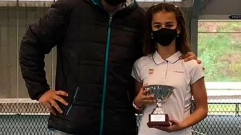 Mar&iacute;a Trujillo recogiendo su Trofeo de Campeona de manos del Organizador del C.T. Valle de Aranguren