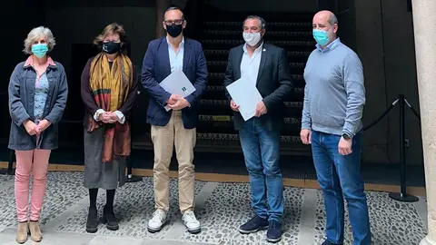Los representantes de las entidades colaboradoras en la organizaci&oacute;n del Congreso Urania II de J&oacute;venes investigadores, posan en el patio del Palacio del Marqu&eacute;s de San Adri&aacute;n, sede de la UNED de Tudela
