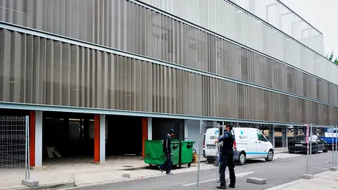 Operario realiza tareas preparatorias para el comienzo de las obras
