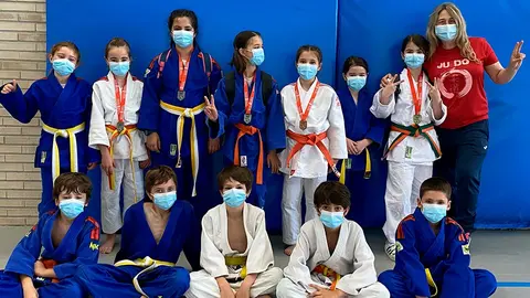 Los judokas del Ribera Navarra con sus medallas