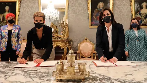 De izquierda a derecha la Presidenta Chivite y la Presidenta de La Rioja, Concha Andreu, durante la firma del convenio