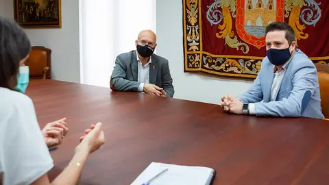El consejero Bernardo Ciriza, el alcalde de Tudela, Alejandro Toquero y la directora general de Transportes, Berta Miranda, en un momento del encuentro