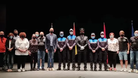 La corporaci&oacute;n municipal junto a los nuevos agentes de la Polic&iacute;a Local de Corella