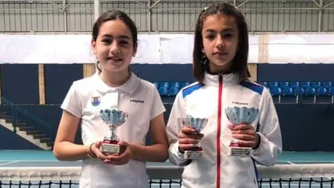 Paulina con su trofeo de campeona en dobles y Mar&iacute;a con sus trofeos de campeona en dobles y de subcampeona en individual